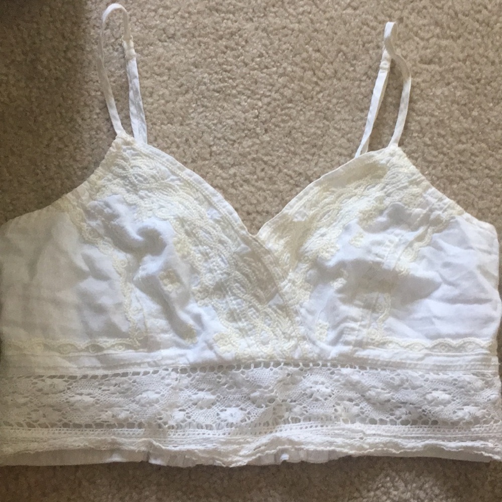 AE white/cream detailed cropped top